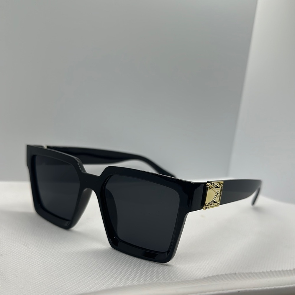 Square Sunglasses - Black - 400UV Protection - Trendy Fashion Shades